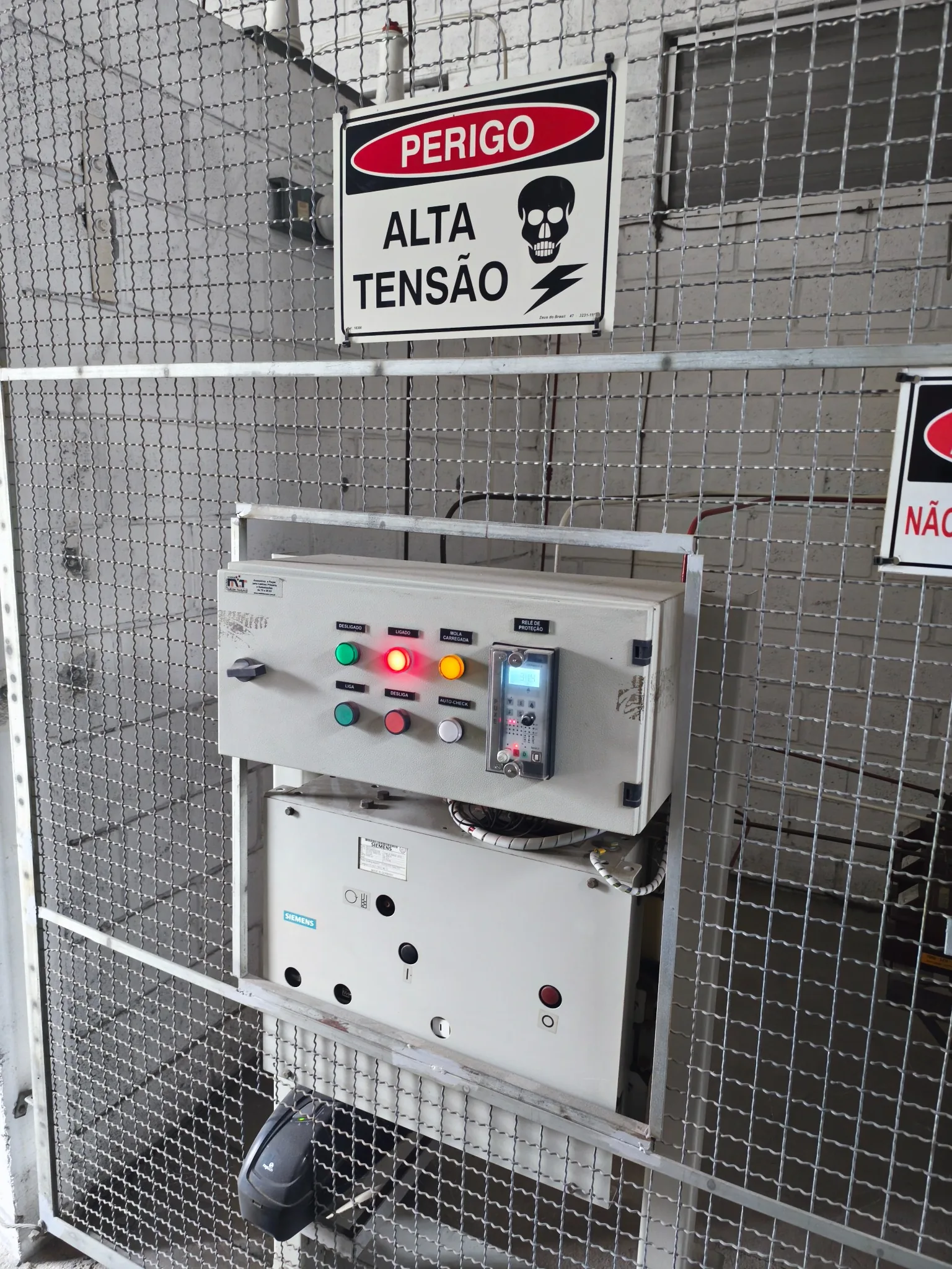Painel de comando associado a sistema elétrico em 13,8 kV